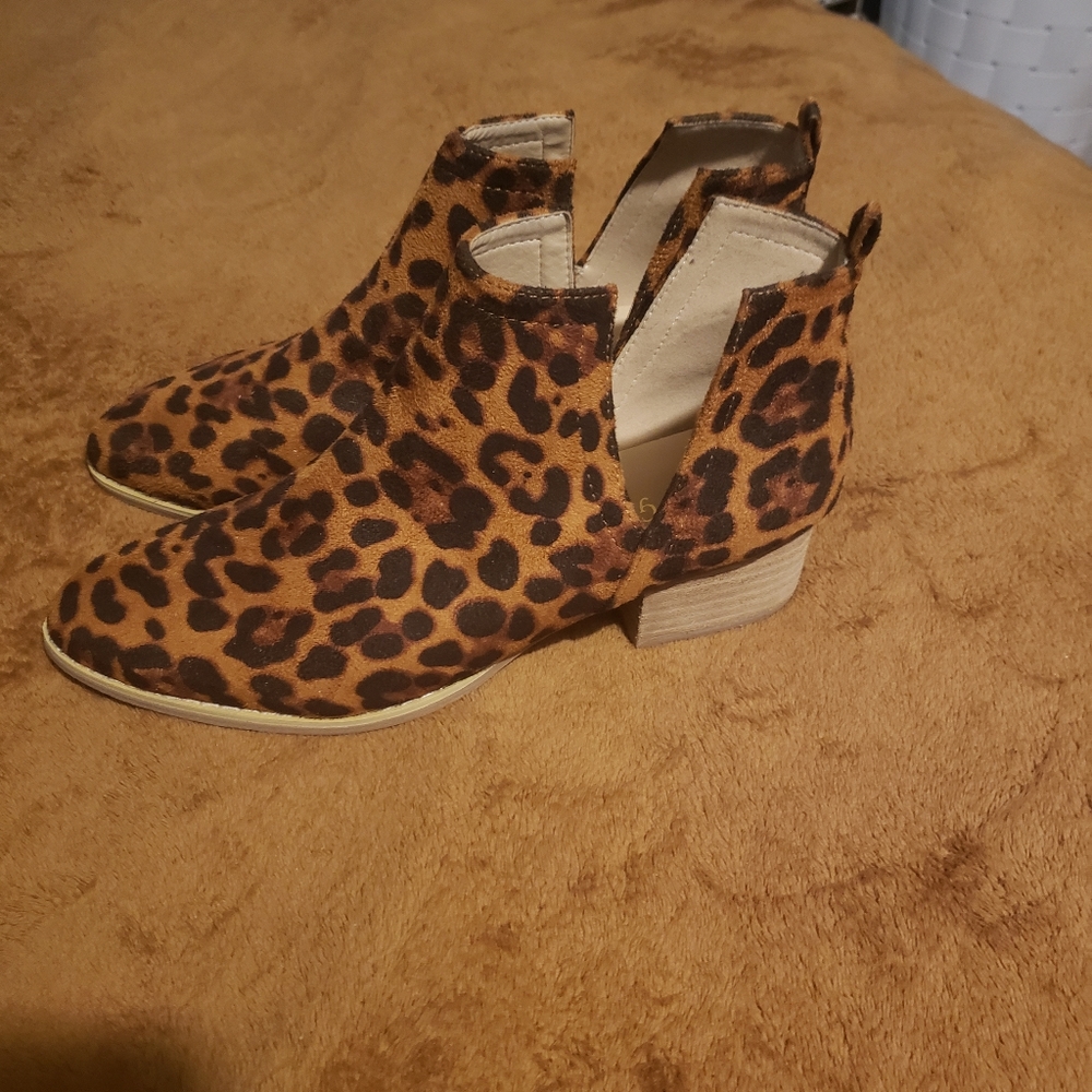 Leopard size 10 A Rider Girl Brand